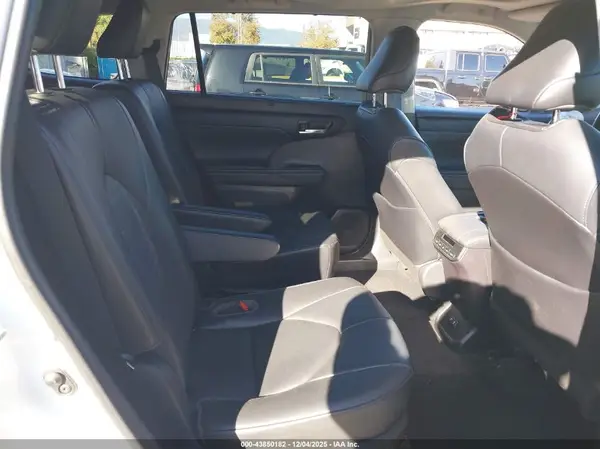 5TDHZRAH5MS069769 2021 TOYOTA HIGHLANDER - Image 8