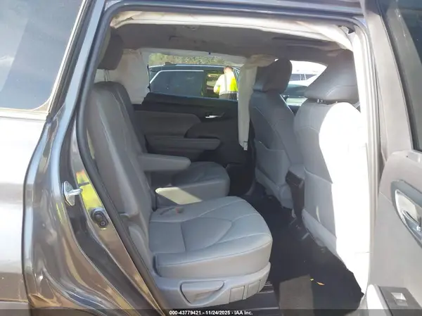 5TDHZRAH5MS532462 2021 TOYOTA HIGHLANDER - Image 8