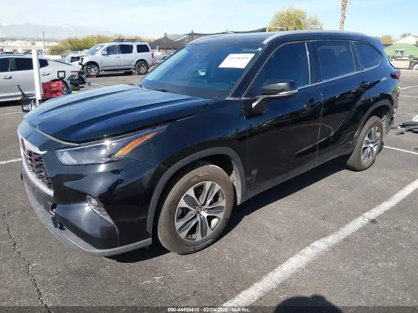 5TDHZRAH5NS114873 2022 TOYOTA HIGHLANDER - Image 2