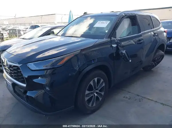 5TDHZRAH5NS545973 2022 TOYOTA HIGHLANDER - Image 2