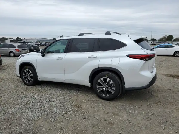 5TDHZRAH5NS549148 2022 TOYOTA HIGHLANDER - Image 2