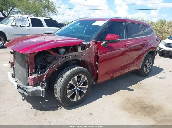 5TDHZRAH6MS048218 2021 TOYOTA HIGHLANDER - Image 2