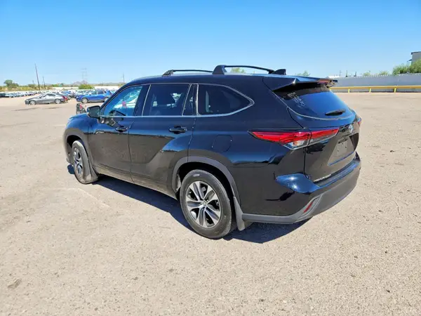 5TDHZRAH6NS118446 2022 TOYOTA HIGHLANDER - Image 2