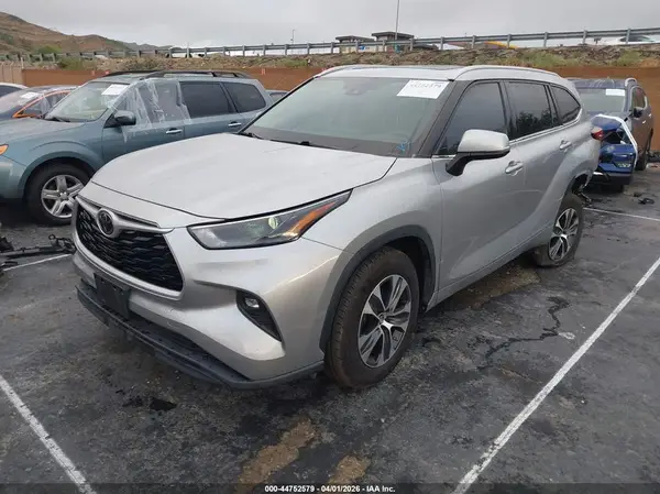 5TDHZRAH6NS120245 2022 TOYOTA HIGHLANDER - Image 2