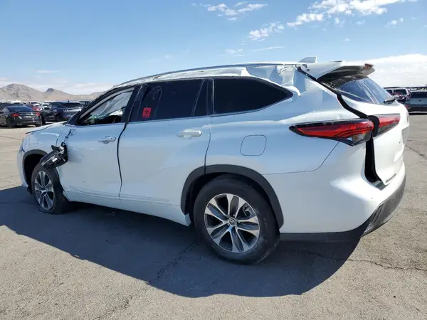 5TDHZRAH6NS121363 2022 TOYOTA HIGHLANDER - Image 2
