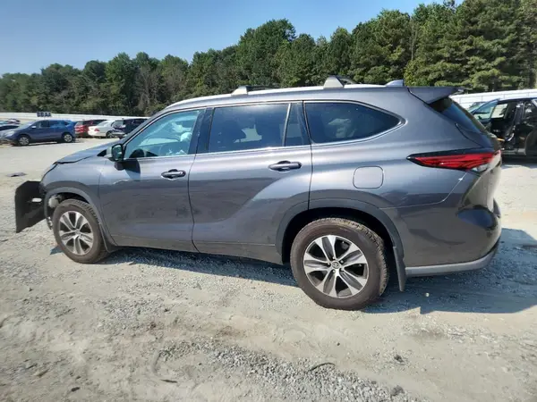 5TDHZRAH6NS136865 2022 TOYOTA HIGHLANDER - Image 2