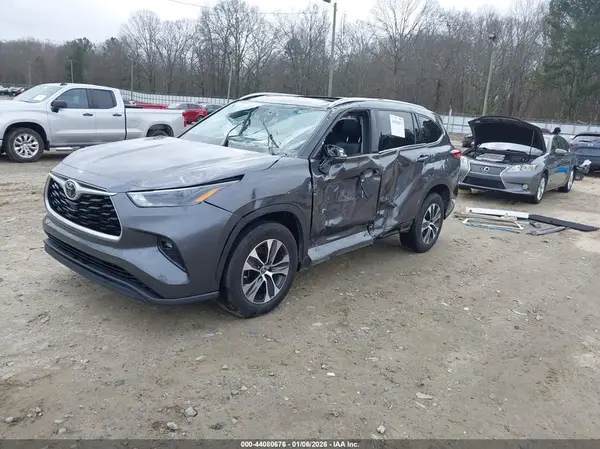 5TDHZRAH6NS137790 2022 TOYOTA HIGHLANDER - Image 2