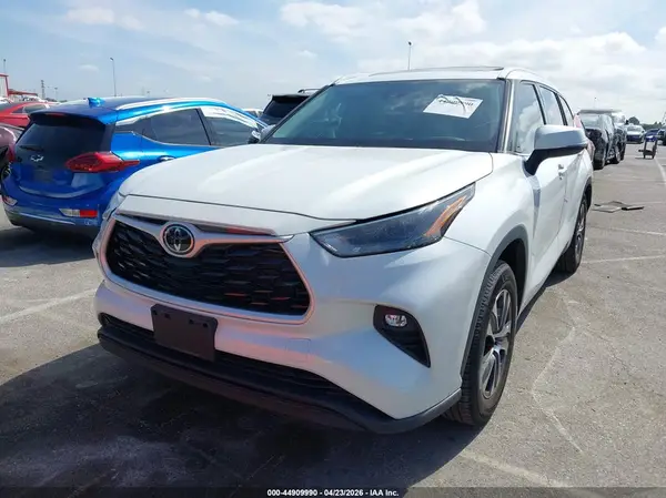 5TDHZRAH6NS555282 2022 TOYOTA HIGHLANDER - Image 2