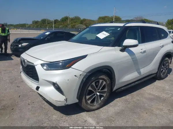 5TDHZRAH7MS039396 2021 TOYOTA HIGHLANDER - Image 2
