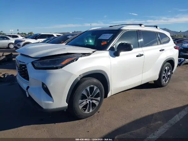 5TDHZRAH7MS075296 2021 TOYOTA HIGHLANDER - Image 2