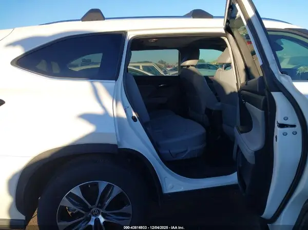 5TDHZRAH7MS075296 2021 TOYOTA HIGHLANDER - Image 8