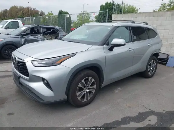 5TDHZRAH7MS519082 2021 TOYOTA HIGHLANDER - Image 2