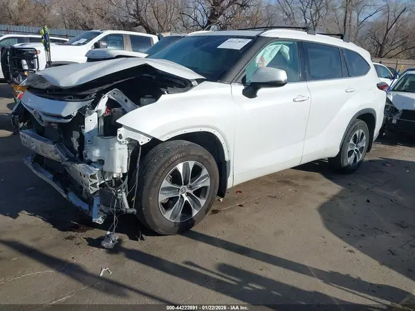 5TDHZRAH7NS091709 2022 TOYOTA HIGHLANDER - Image 2