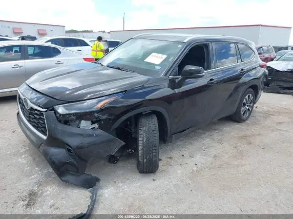 5TDHZRAH7NS105155 2022 TOYOTA HIGHLANDER - Image 2