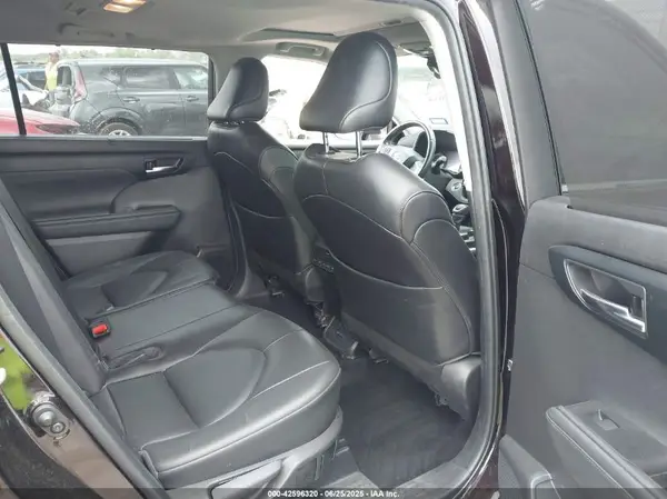 5TDHZRAH7NS105155 2022 TOYOTA HIGHLANDER - Image 8