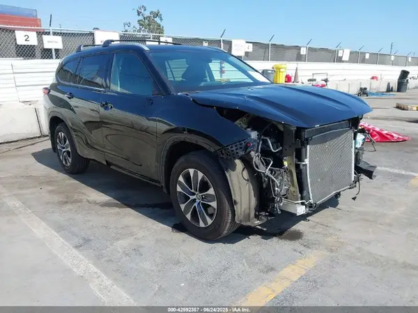 5TDHZRAH7NS137104 2022 TOYOTA HIGHLANDER - Image 1
