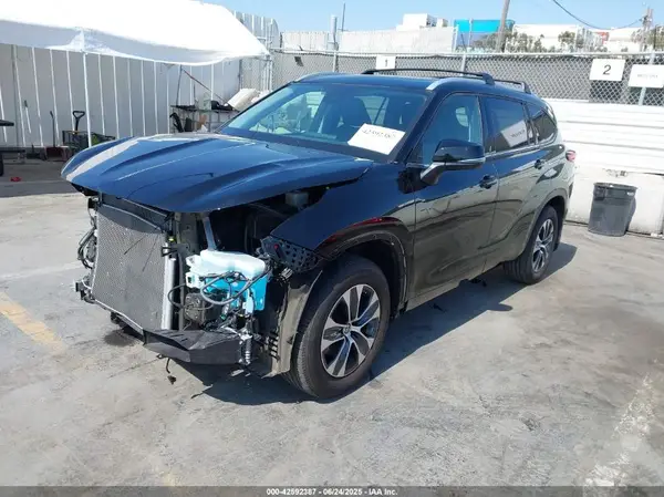 5TDHZRAH7NS137104 2022 TOYOTA HIGHLANDER - Image 2