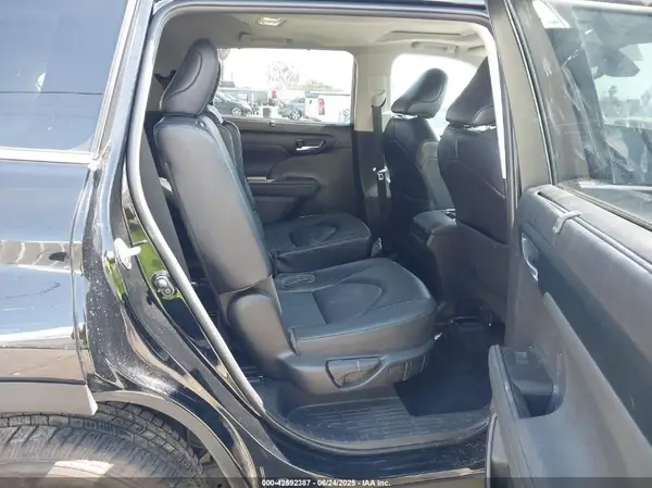 5TDHZRAH7NS137104 2022 TOYOTA HIGHLANDER - Image 8