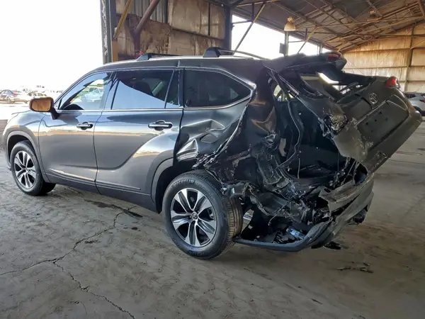 5TDHZRAH7NS139564 2022 TOYOTA HIGHLANDER - Image 2