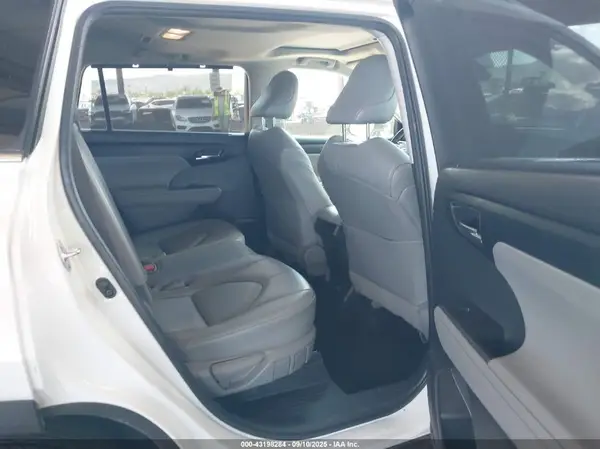 5TDHZRAH7NS547062 2022 TOYOTA HIGHLANDER - Image 8