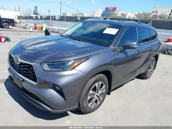 5TDHZRAH8MS521018 2021 TOYOTA HIGHLANDER - Image 2