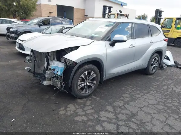 5TDHZRAH8NS102653 2022 TOYOTA HIGHLANDER - Image 2