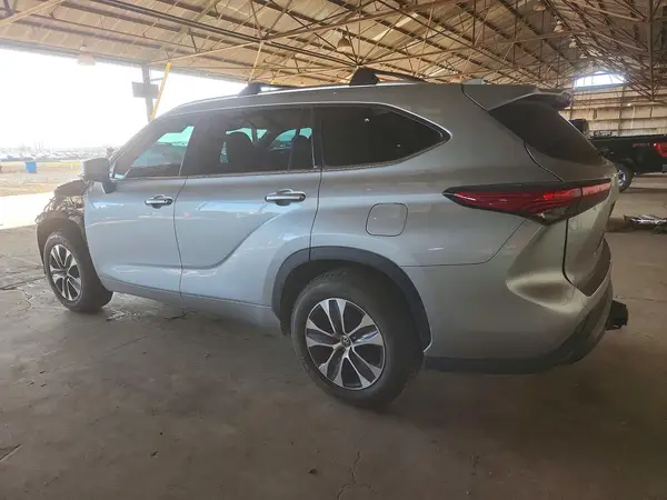 5TDHZRAH9MS046317 2021 TOYOTA HIGHLANDER - Image 2