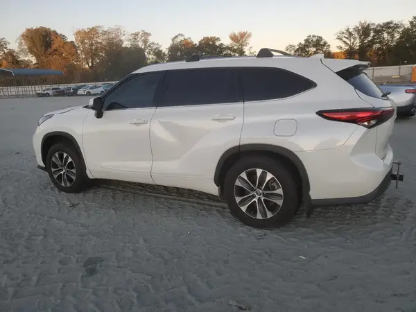 5TDHZRAH9MS522632 2021 TOYOTA HIGHLANDER - Image 2