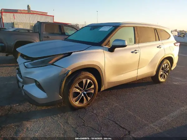 5TDHZRAH9NS133927 2022 TOYOTA HIGHLANDER - Image 2