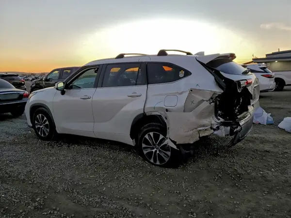 5TDHZRAHXLS000588 2020 TOYOTA HIGHLANDER - Image 2