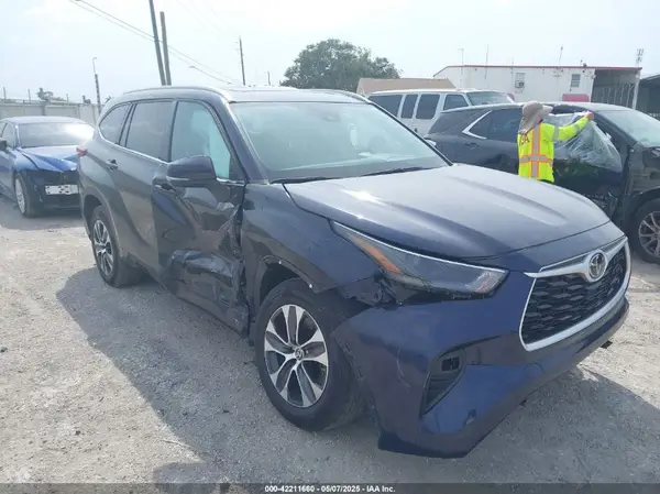 5TDHZRAHXNS091574 2022 TOYOTA HIGHLANDER - Image 1