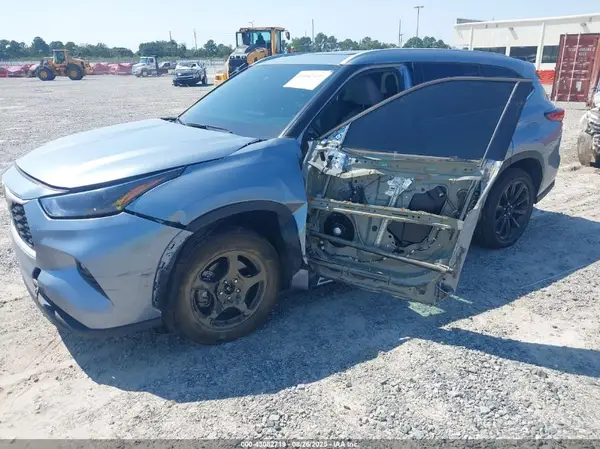 5TDHZRAHXNS142586 2022 TOYOTA HIGHLANDER - Image 2