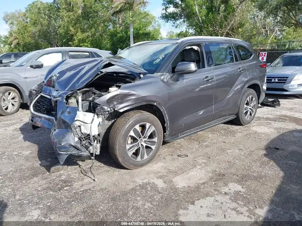5TDHZRAHXNS550375 2022 TOYOTA HIGHLANDER - Image 2