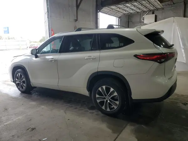 5TDHZRBH0MS130170 2021 TOYOTA HIGHLANDER - Image 2