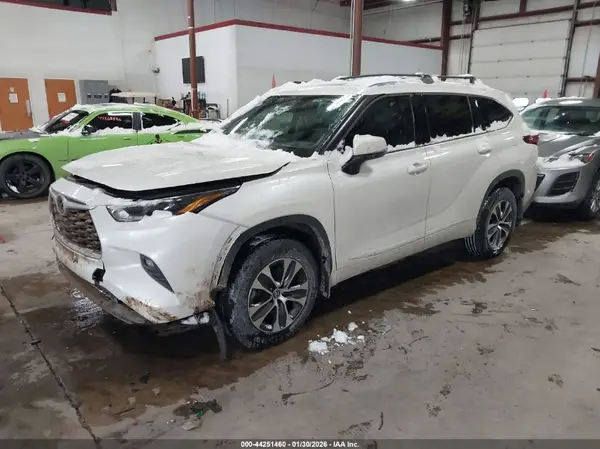 5TDHZRBH0MS139869 2021 TOYOTA HIGHLANDER - Image 2