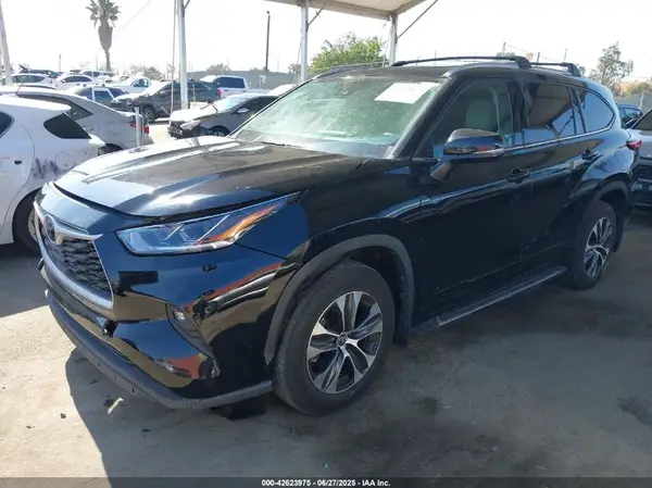 5TDHZRBH0NS202972 2022 TOYOTA HIGHLANDER - Image 2