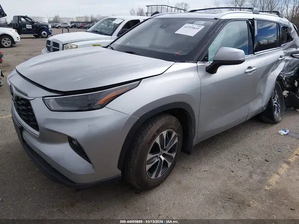 5TDHZRBH0NS245692 2022 TOYOTA HIGHLANDER - Image 2