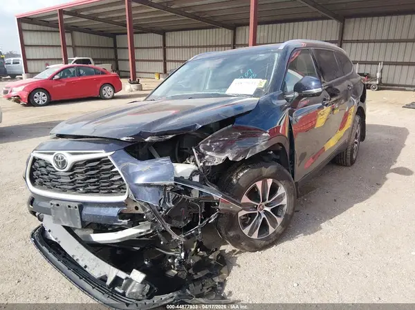 5TDHZRBH0NS568639 2022 TOYOTA HIGHLANDER - Image 2