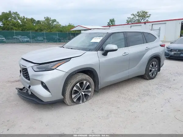 5TDHZRBH0NS583559 2022 TOYOTA HIGHLANDER - Image 2