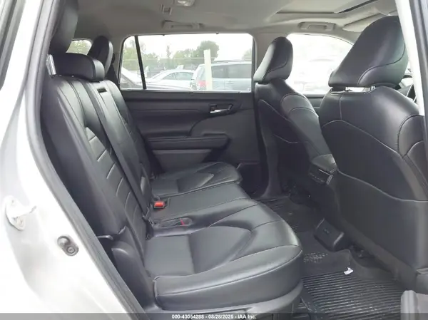 5TDHZRBH0NS583559 2022 TOYOTA HIGHLANDER - Image 8