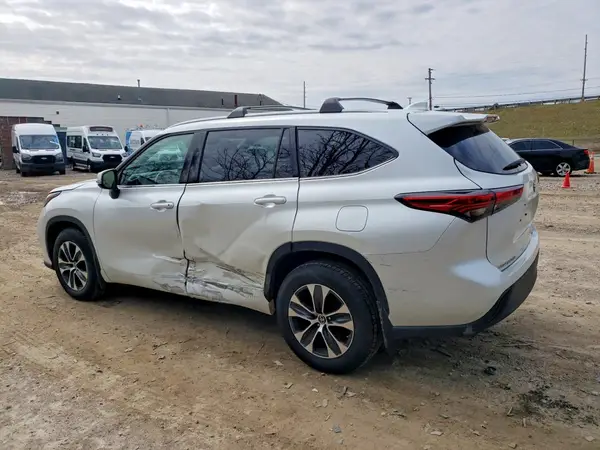 5TDHZRBH0NS591449 2022 TOYOTA HIGHLANDER - Image 2
