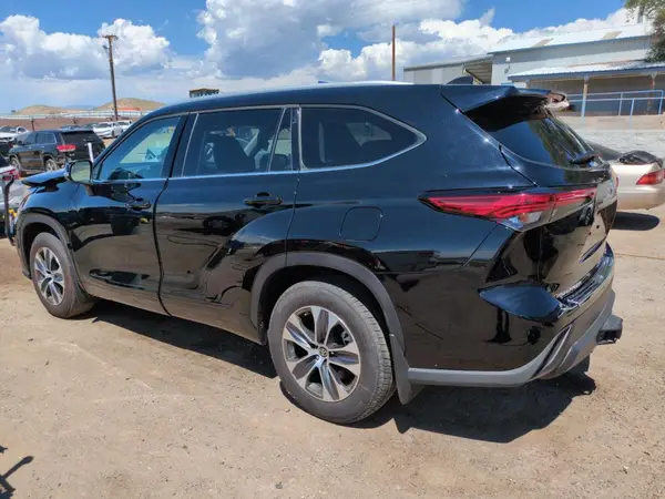 5TDHZRBH0NS593539 2022 TOYOTA HIGHLANDER - Image 2