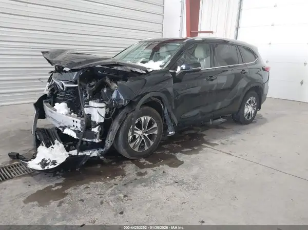5TDHZRBH1MS067578 2021 TOYOTA HIGHLANDER - Image 2
