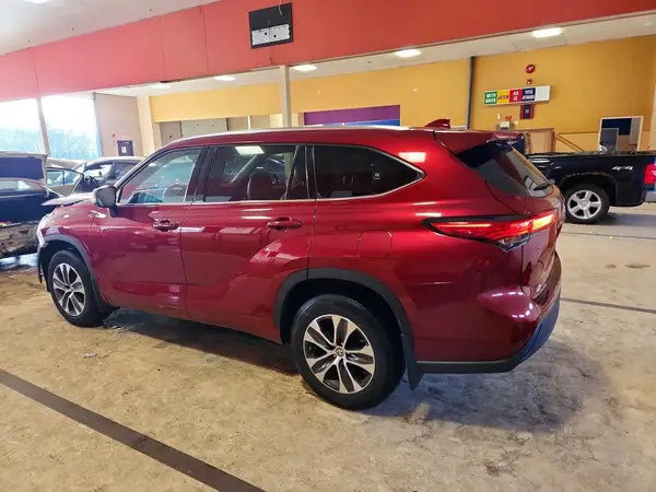 5TDHZRBH1MS125155 2021 TOYOTA HIGHLANDER - Image 2