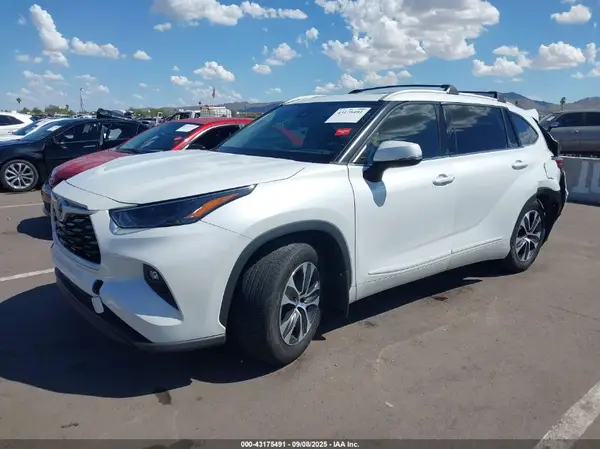 5TDHZRBH1NS235916 2022 TOYOTA HIGHLANDER - Image 2