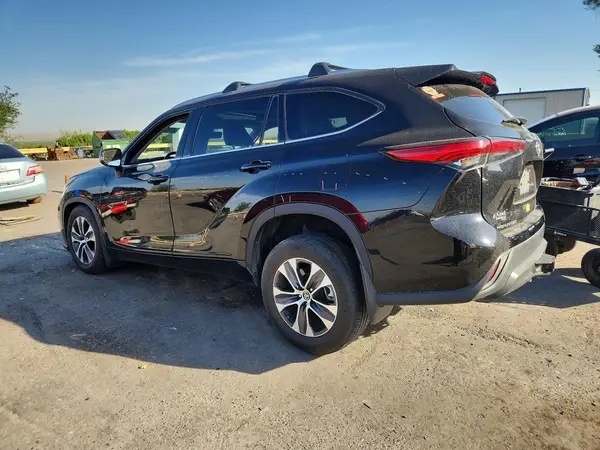 5TDHZRBH1NS245443 2022 TOYOTA HIGHLANDER - Image 2