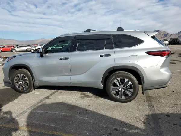5TDHZRBH1NS586955 2022 TOYOTA HIGHLANDER - Image 2