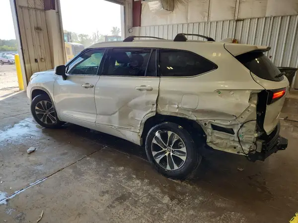 5TDHZRBH1NS589984 2022 TOYOTA HIGHLANDER - Image 2