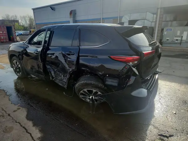 5TDHZRBH2MS070358 2021 TOYOTA HIGHLANDER - Image 2