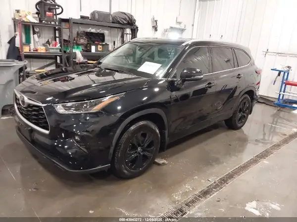 5TDHZRBH2MS100250 2021 TOYOTA HIGHLANDER - Image 2
